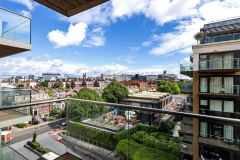 This stunning 5th floor Manhattan-style loft apartment in Distillery Wharf with private balcony and lovely views also offers access to incredible facilities, all included in the rent: gym, pool, jacuz