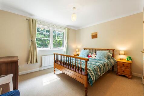 4 bed, 3 bath Detached in Leeds - Photo 13
