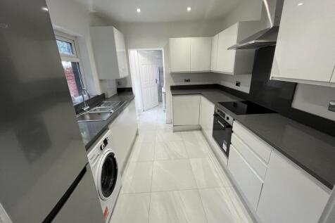 STUDENTS ONLY AVAILABLE FROM JULY 2026 Fantastic 4-bedroom student property in a great location with easy access to all universities and the city centre. Property Features: 4 fully furnished double be