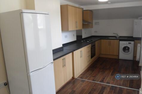 **STUDENT ACCOMMODATION** Delighted to offer TO LET this three bedroom mid terrace property. Available for the coming academic year.Fully refurbished well-presented student property. The accommod... *