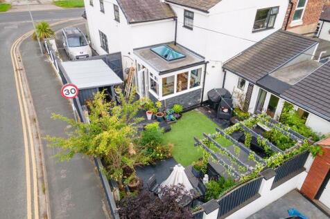 Low maintenance private garden