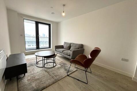 Northill is a modern development located in Salford Quays and only a short walk from Media City UK. Situated on the 14th floor of the development, the property is furnished to a high standard througho
