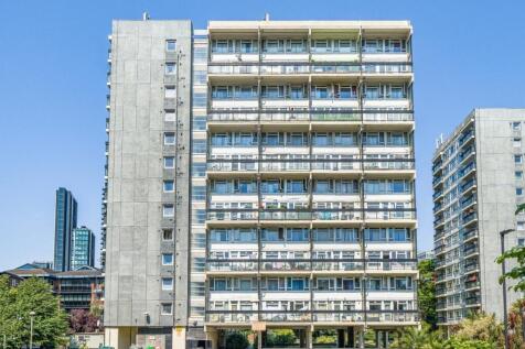 Stunning refurbished 2-bed apartment in Haymans Point, SE11 with spectacular skyline views. Bright open-plan living, modern kitchen, stylish bathroom, and great storage. Moments from Vauxhall and Kenn