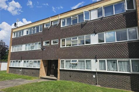 A spacious and well presented two bedroom second floor Maisonette, situated in a quiet cul-de-sac location of Northfield, available now. Deposit amount £980.00 EPC Rating = C Council Tax Band - B (Bir