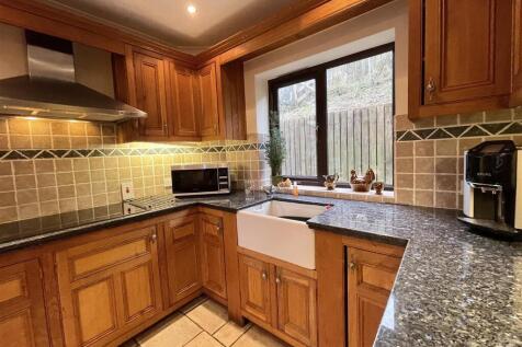 Fron Briallen kitchen pic 2.jpg