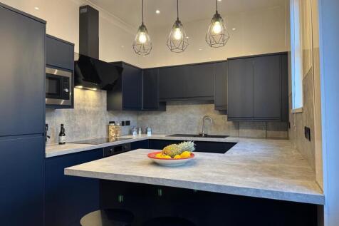 6 Bedroom House in CF24 3BH
