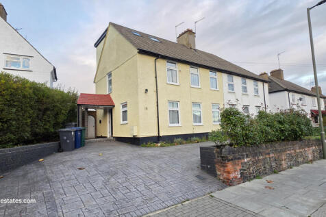 4 Double Bedroom semi-detached house for sale on