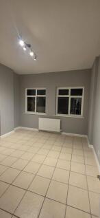 Very nice refurbished 1 bedroom flat on the ground floor, available immediately, within 1 min walk to Tooting station, Thameslink and 1 minute walk to Lidl supermarket