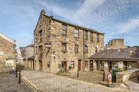 Retail Property (high street) to rent in skipton