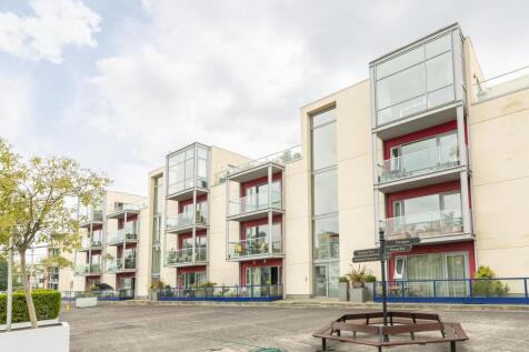 **VIRTUAL VIEWING AVAILABLE** WATERFRONT DEVELOPMENT WITH BALCONY AND GARAGE. Superb large furnished three bedroom second floor flat right on the harbourside. Suitable for a single professional or cou