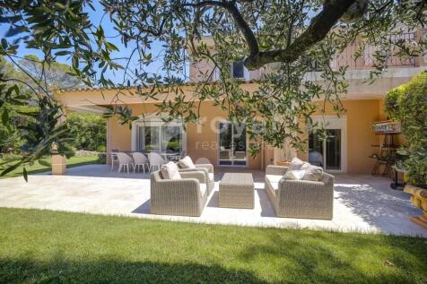 Large modern terrace of a prestigious contemporary