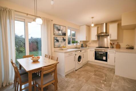 3 bed, 1 bath Semi-Detached in Manchester - Photo 2