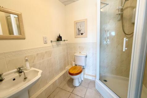 FAMILY BATHROOM/SHOWER ROOM