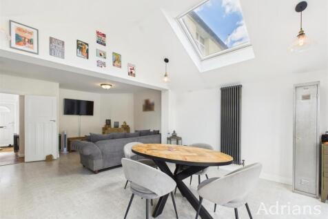 KITCHEN / DINING