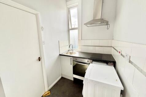 SPACIOUS STUDIO FLAT IN THE HEART OF VIBRANT PENGE