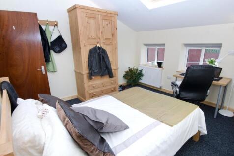 Bright, well-presented double bedroom with a co...