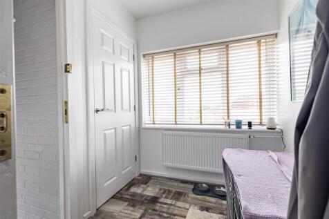 16a Amesbury Close (1).jpg