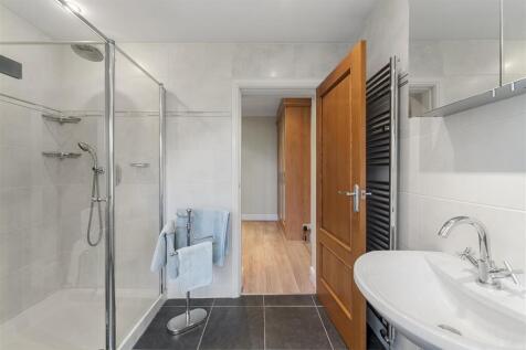 En-Suite (Master Suite)