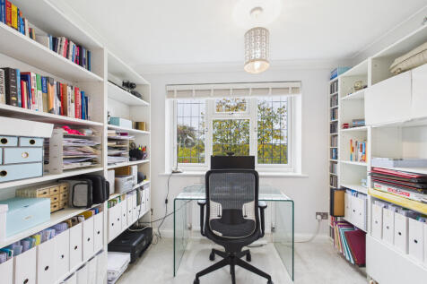 CAM01354G0-PR0611-STILL021