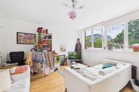 3 bedroom split level apartment with direct access to communal gardens just moments form Hoxton Square.