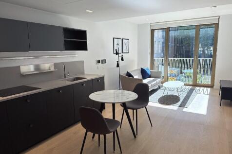 A stunning one bedroom apartment in Barts Square near Barbican and Farringdon stations .