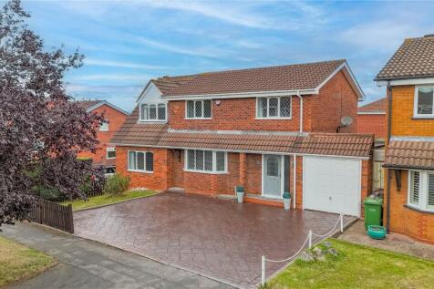 *** FOUR DOUBLE BEDROOMS *** THREE RECEPTION ROOMS *** SOUGHT AFTER LOCATION *** CORNER PLOT *** HUGE POTENTIAL TO EXTEND STPP *** FANTASTIC ACCESS TO TRANSPORT LINKS ***