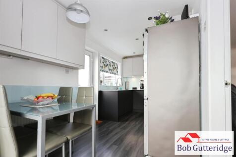 MODERN FITTED KITCHEN / DINING ROOM