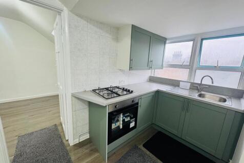 Studio to rent, London E6