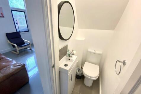 65GR Downstair WC Pic 1.jpeg