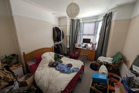 Fully furnished double room in a spacious 5-bedroom professional house share with large lounge, separate dining room, kitchen and rear garden. Excellent Horfield location close to Gloucester Road, Sou