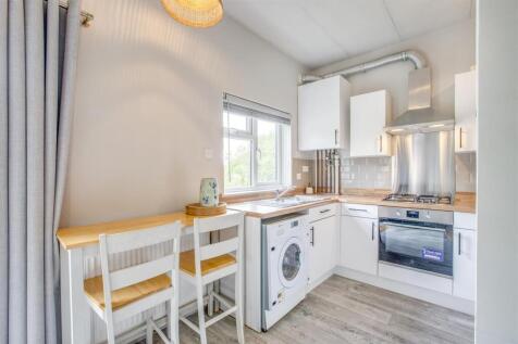 5 Malvern Close, HP13 5SA-4.jpg