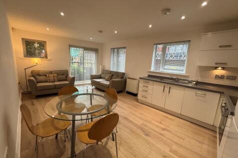 Immaculate and modern apartment located in a quiet residential area just outside the popular Northern Quarter. This generous accommodation benefits from spacious living area with juliette balcony,and