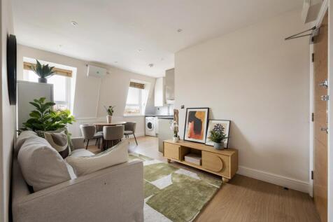 Eastwood Close, E18