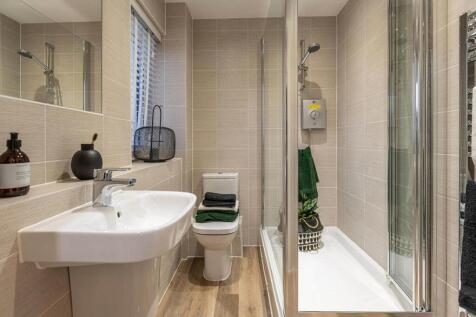 En suite to the main bedroom