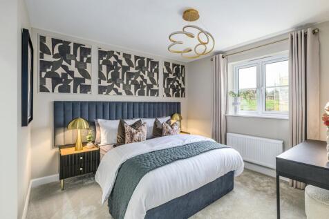 Double bedroom in 4 bed home