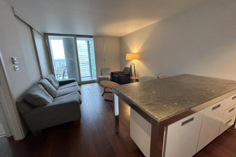 Modern fully furnished studio in Beetham Tower, Birmingham City Centre. Features open-plan living, stylish kitchen, and sleek bathroom. Ideal for professionals. Excellent location near shops, restaura