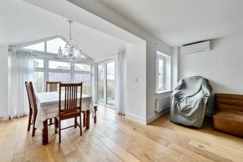 Dining & Lounge Area