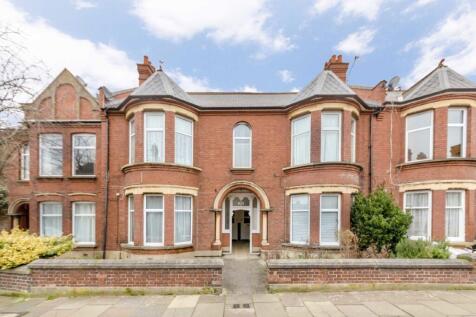 Presenting a one bedroom ground floor flat with access to a shared garden. This property would be ideal for a professional couple or single occupant.