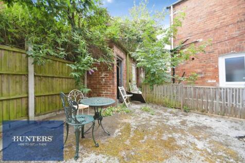 REAR GARDEN 01.jpg
