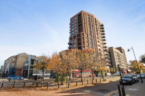 A beautifully presented fully furnished 2 bedroom 2 bath 11th floor new build 883 sq ft Barratt Homes Development which offers stunning City views. The property also offers a fully integrated open-pla