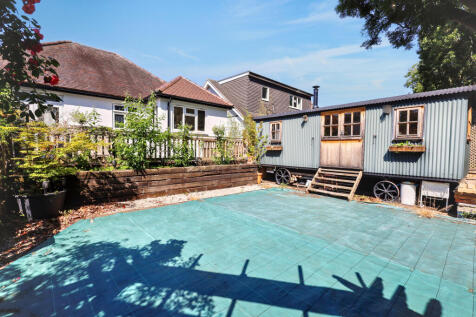 10 Brooklyn Avenue, Loughton, Essex IG10 1BL