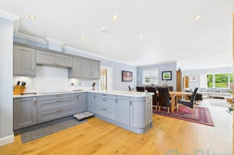 CAM04024G0-PR0028-STILL013