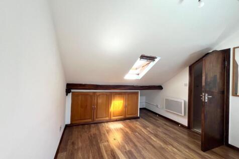 Faith & Co Estates are delighted to present this well-maintained second-floor Studio Flat, ideally situated on the popular Gordon Road in Hounslow.