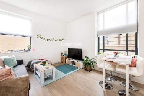 A Hemmingfords Collection: A brand new luxury one bedroom, Third floor (Lift) apartment situated in an impressive Victorian conversion offering wood flooring throughout and high ceilings. The property