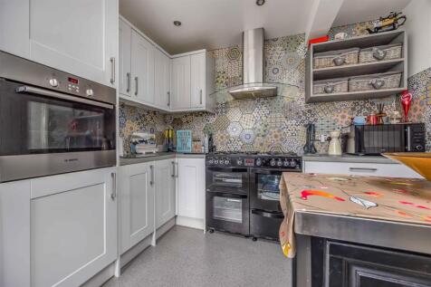 250 Havant Road, Hayling Island-Small-PorticoMarke