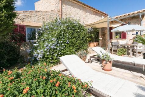 Self-sufficient Mallorcan-style stone finca near Sant Llorenzo