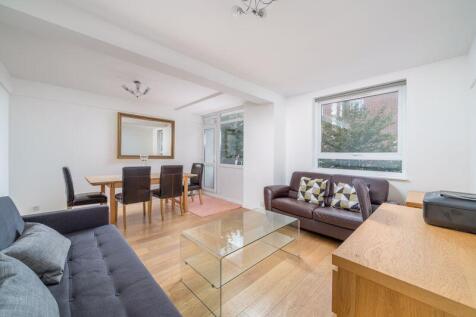 A well presented and impeccably maintained one-bedroom apartment, spanning over 500sqft and located in a boutique purpose built block (with a lift) on Guilford Street. The flat comprises a south facin