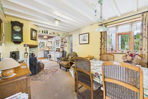 Open plan kitchen/dining/living area: