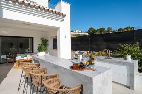 OUTDOOR KITCHEN