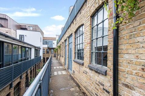 Cyntra Place is a converted clock factory, with a collection of modern apartments set within a gated mews. This unique warehouse style property has a large open plan living area, with exposed brickwor